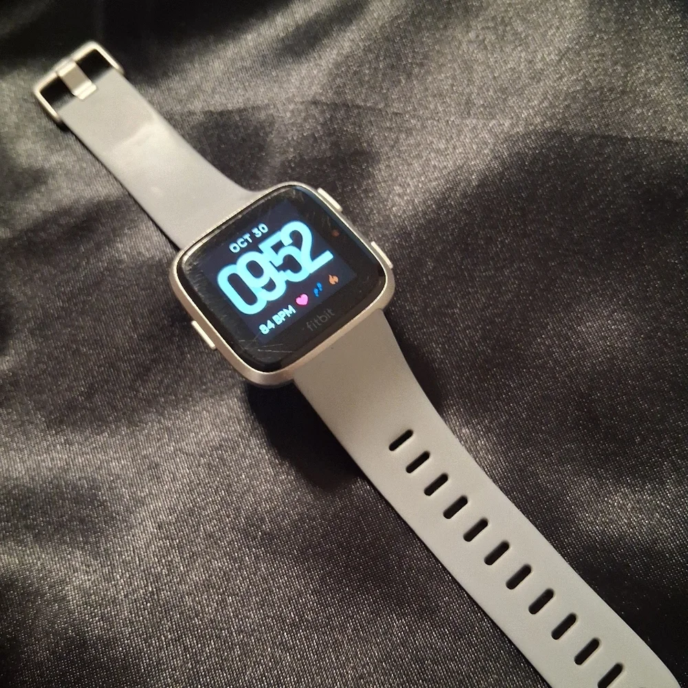 Fitbit Versa Health Tracker Smartwatch with Gray Band! No Charger.